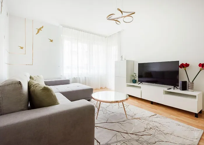 Modern Two-Bedroom Apartment With Free Parking