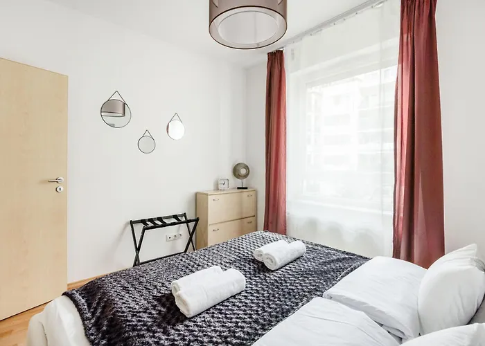 Modern Two-Bedroom Apartment With Free Parking
